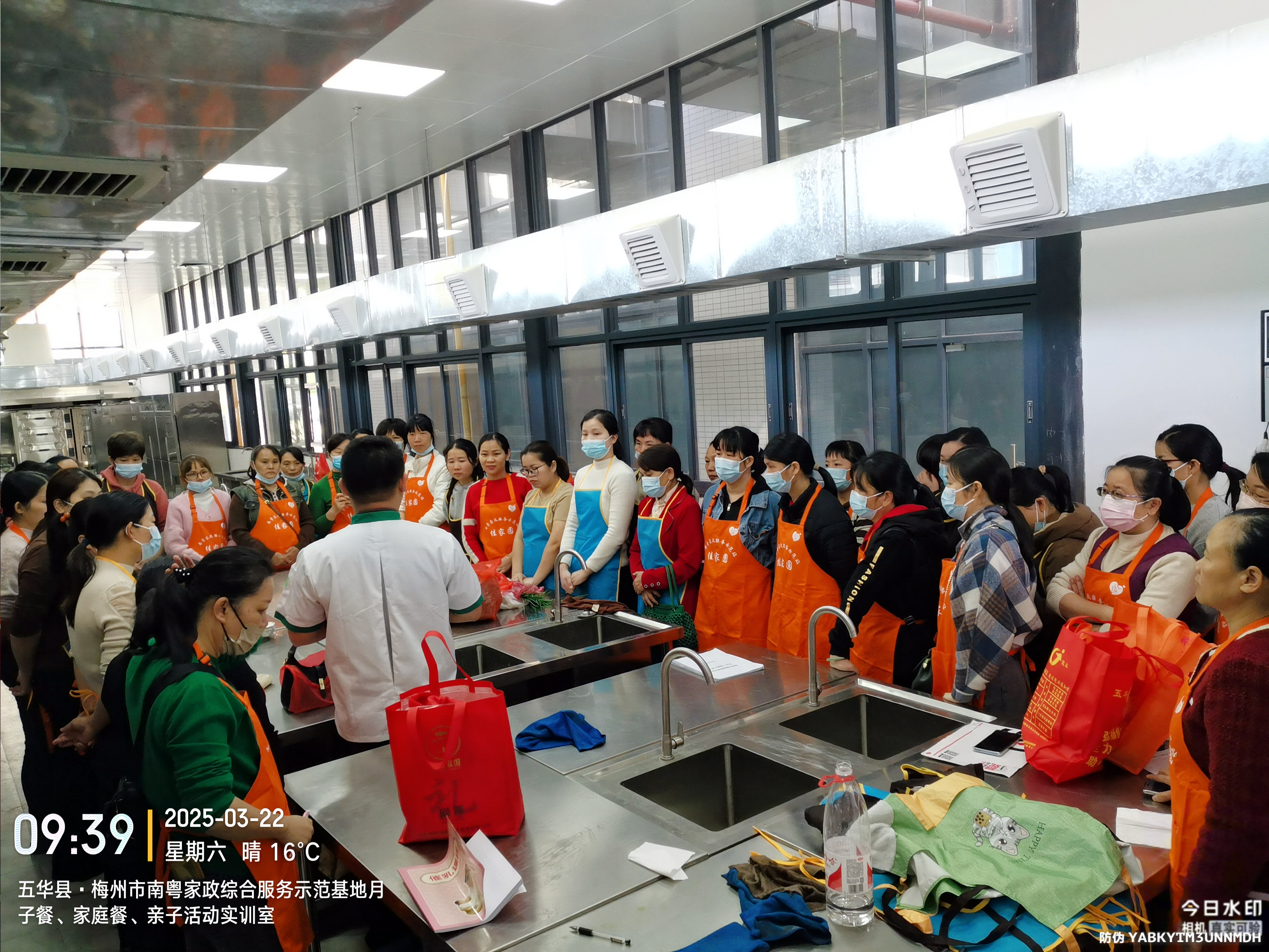 2025年3月22日在梅州市“南粤家政”综合服务示范基地开展客家风味点心制作技能培训照片3.jpg